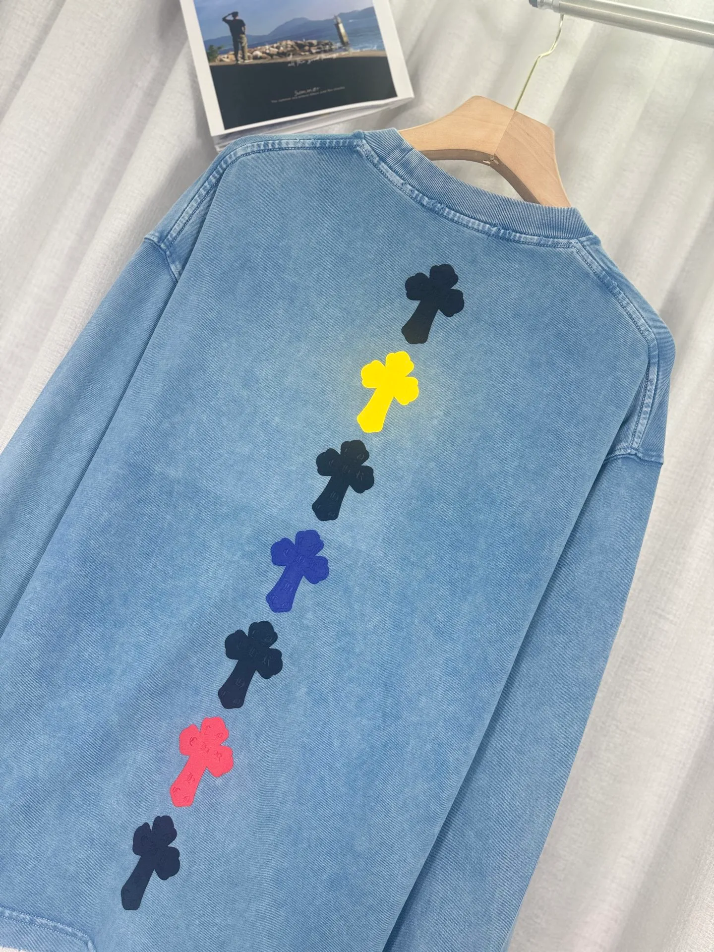 P250 top version, real shot without P, ​​different from market currency) 𝗖𝗵𝗿𝗼𝗺𝗲 𝗛𝗲𝗮𝗿𝘁𝘀/Cro Heart 2025 Autumn and Winter Horseshoe Cross Sticker 3D Glue Couple Casual Long Sleeve 👑The highest version! Customized fabric 320g fabric! Horseshoe cross printing 3D hot glue! The best-selling model in the counter, very comfortable to wear. Accessories: original molded and authenticated collar label➕100% silk wash label. Genuine purchase-grade original hangtag➕matching hanging rope➕3D hanging beads➕original packaging bag. Craftsmanship: The original version has consistent wiring! The highest version of the armhole matching technique! Color: Blue Black Size: S M L XL Style No.: 5175